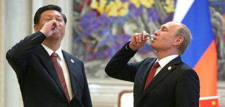 Auf die Freundschaft. Xi Jingping und Wladimir Putin begießen de...