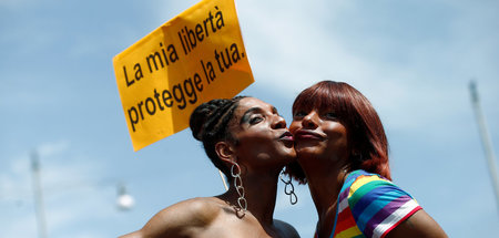 »Meine Freiheit schützt deine«: Teilnehmerinnen der Pride-Parade...
