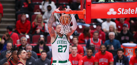 Reingestopft: Boston-Celtics-Center Daniel Theis in der Partie g...