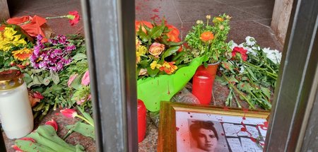 Farbspritzer im Eingangsbereich des Gedenkpavillons am Donnersta