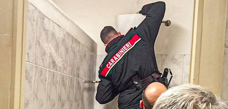 Griff ins Klo. Die Carabinieri wussten, wo sie die Pistole zu su...