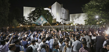 Anhänger der pakistanischen Oppositionsparteien feiern am Donner
