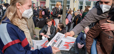 Verteilaktion der Tageszeitung junge Welt auf der 1.-Mai-Demo 20...