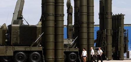 Flugabwehrsysteme des Typs S-300 bei einer russischen Militärtec