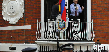 Assange in der Londoner Vertretung Ecuadors, das ihm sieben Jahr...