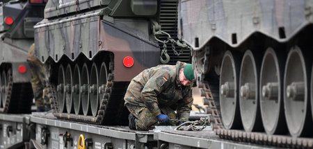 Bundeswehr-Soldat bei der Verladung von »Marder«-Schützenpanzern
