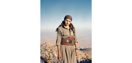 Zilan, 19, Sindschar, Basur/Irakisch-Kurdistan, 2015. Sie trägt ...