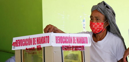 Eine Frau in San Bartolo Coyotepec nimmt am Sonntag am Abwahlref... Eine Frau in San Bartolo Coyotepec nimmt am Sonntag am Abwahlref...