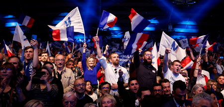 Immer gefährlicher: Jubelnde Anhänger von Marine Le Pen (Perpign... Immer gefährlicher: Jubelnde Anhänger von Marine Le Pen (Perpign...