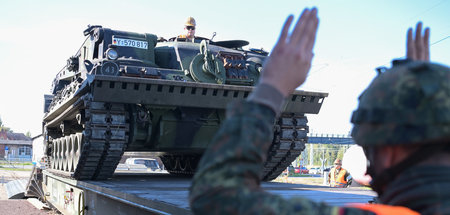 Verladen eines Bergepanzers der Bundeswehr auf die Bahn (Beelitz...