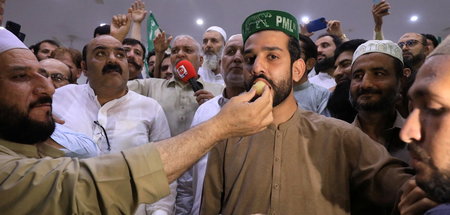 Unterstützer von Pakistans neuem Premier Shehbaz Sharif feiern d... Unterstützer von Pakistans neuem Premier Shehbaz Sharif feiern d...