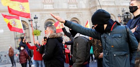 Neonazi während einer von Vox in Barcelona organisierten Demonst... Neonazi während einer von Vox in Barcelona organisierten Demonst...