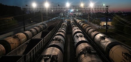 Mit Öl beladene Eisenbahnwaggons in Omsk, 1. Mai 2020 Mit Öl beladene Eisenbahnwaggons in Omsk, 1. Mai 2020