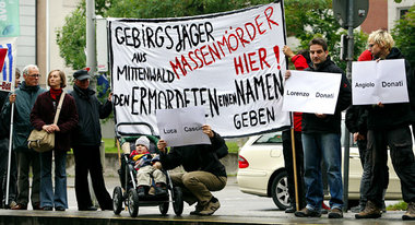 Blutspur der Gebirgsjäger: In München protestieren Menschen gege... Blutspur der Gebirgsjäger: In München protestieren Menschen gege...