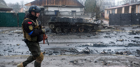 Ukrainischer Soldat in Butscha bei Kiew (3.4.2022)