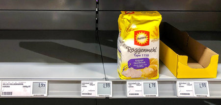 Schnell zugreifen im Supermarkt, bevor das letzte Öl oder Mehl v...