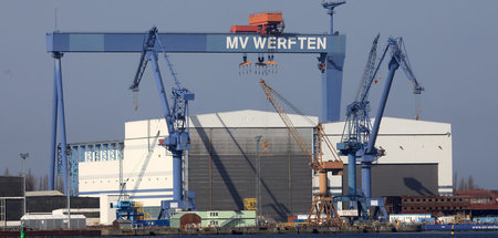 Marschiert hier bald die Bundeswehr ein? Warnemünder Werft der M