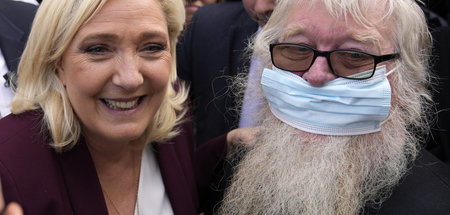 Dann lieber mit Bartmonstern posieren. Marine Le Pen will mit de