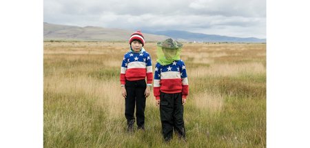 Aidomir und Zhanomir sind mit ihren Eltern und ihrer Großmutter ...