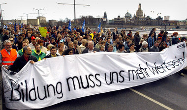 Seit Jahren gehen Lehrer, wie hier im April 2005 in Dresden, imm... Seit Jahren gehen Lehrer, wie hier im April 2005 in Dresden, imm...