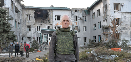 Autor Ulrich Heyden vor dem Krankenhaus in Wolnowacha am 26. Mär