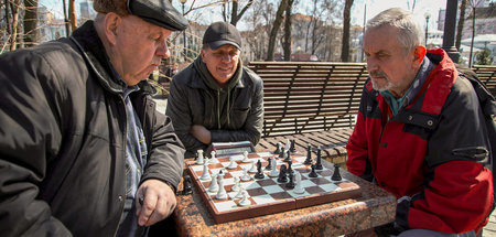 Nicht stören lassen: Männer spielen in einem Kiewer Park eine Pa...