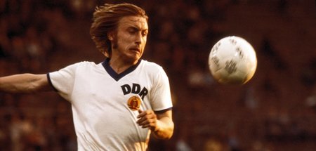 Joachim Streich am Ball im Gruppenspiel gegen Australien bei der...