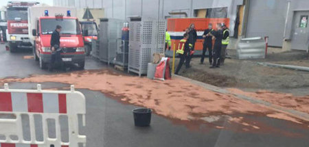 Nach Leck in Elon Musks Fabrik folgt ein Großeinsatz der örtlich...