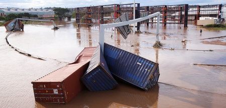 Von den Fluten weggeschwemmte Schiffscontainer in Durban am 12. ...