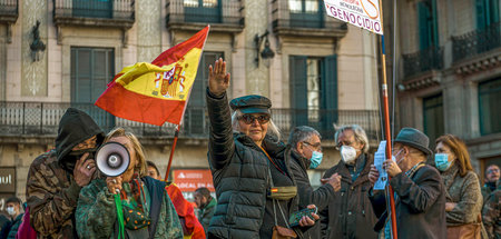 Zum Tag der spanischen Verfassung mit faschistischem Gruß: Vox-A...