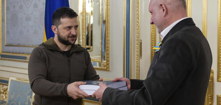 Ukraines Präsident Selenskij bei Übergabe des EU-Aufnahmeantrags...