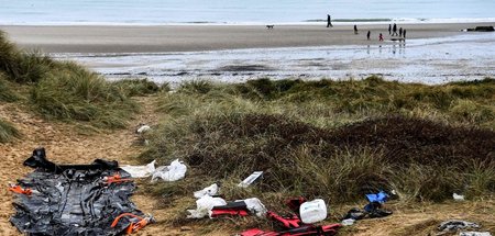 Schlauchboot, Schwimmwesten und andere Überreste liegen zurückge