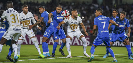 Fußball in Mexiko: Die Pumas (in Weiß) gegen die aus der Zementf...