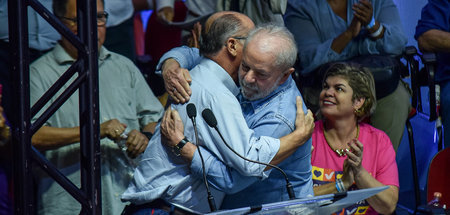 Lula (r.) umarmt Alckmin bei einem Treffen mit Gewerkschaftern a...