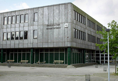Könnte eine Renovierung vertragen: Gesamtschule in Hamburg-Wands... Könnte eine Renovierung vertragen: Gesamtschule in Hamburg-Wands...
