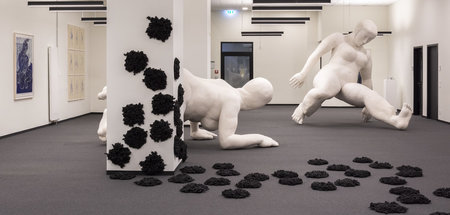 Bis unter die Decke: Plastiken der Künstlerin Ellen Sturm