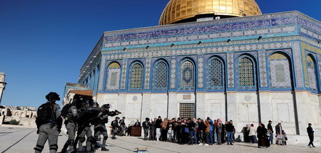 Israelische Einsatzkräfte vor dem Felsendom in Jerusalem (15.4.2...
