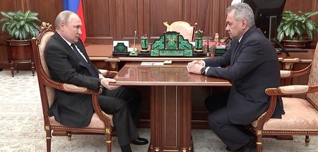 Lagebesprechung im Kreml: Präsident Putin mit seinem Verteidigun...