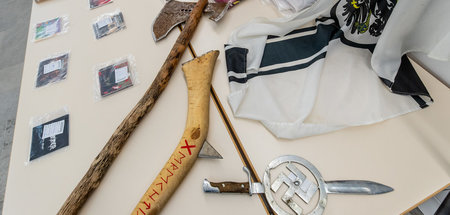 Polizei präsentiert bei Razzia sichergestellte Nazidevotionalien