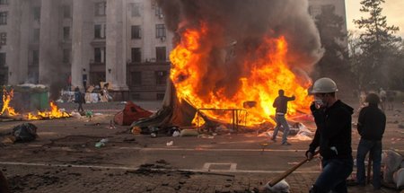 Staatlich geförderter Ultranationalismus: Brand des Gewerkschaft...