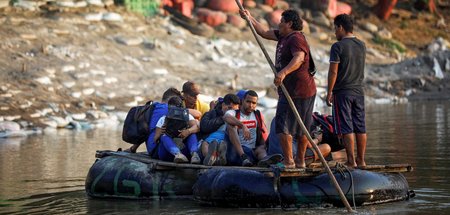 Kubanische Migranten überqueren den Fluss Suchiate zwischen Guat...