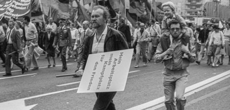 Das gilt auch heute noch (1.-Mai-Kundgebung 1987 auf der Karl-Ma...