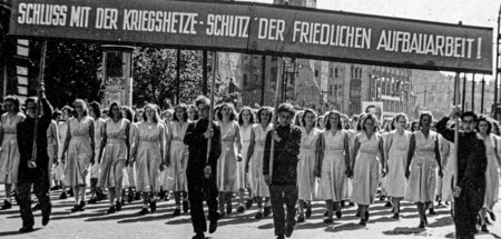 Maikundgebung mit Parade in Görlitz in den 1950er Jahren