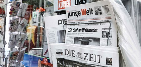 Die unabhängige Tageszeitung junge Welt gehört an allen Kiosken ...