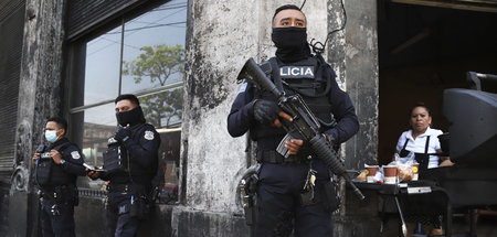 Jagd auf angebliche Bandenmitglieder: Polizei in San Salvador (2