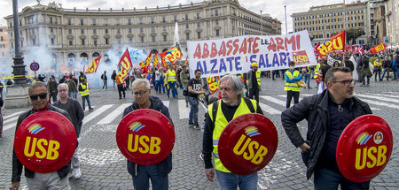 »Waffen runter, Löhne hoch«: Arbeiter bei Demonstration am Strei...