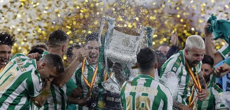 Funken in Grün-Weiß: Die Spieler von Betis Sevilla feiern mit de...