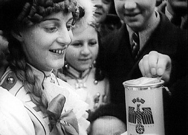 Karnevalisten sammeln fürs Winterhilfswerk der NSDAP. – »Heil Hi... Karnevalisten sammeln fürs Winterhilfswerk der NSDAP. – »Heil Hi...