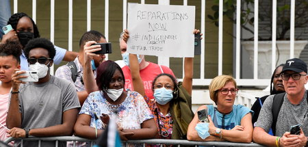 »Reparationen jetzt«: Demonstrantin wartet am 25. März in Nassau...