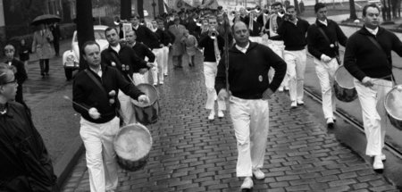 Auch wieder modern: Hochwasserhosen bei der 1.-Mai-Demonstration...